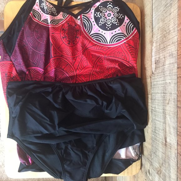 2 Piece Blouson Tankini Size L by Beachsissi Red/Black Print Top Black Bottom - Picture 5 of 8